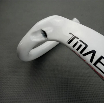 Руль шоссейного велосипеда (баран) «TMAEX» карбон (W-420мм. / крепления: Ø-31,8мм.) белый-чёрный